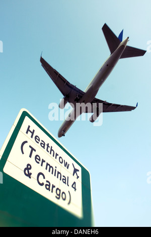 Verkehrsflugzeug und Heathrow Zeichen Stockfoto