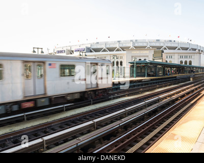 #4 U-Plattform, Personenzug und Tracks im Yankee Stadium, Bronx, New York Stockfoto