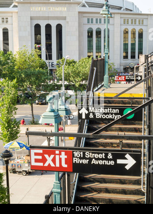 4 Zug, U-Bahn zu stoppen, Beschilderung, 161st Street und Yankee Stadium, Bronx, New York Stockfoto