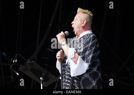 John Lydon, (Johnny Rotten), mit der Punk-Band Public Image Ltd., Glastonbury Festival 2013, Somerset, England, UK. Stockfoto