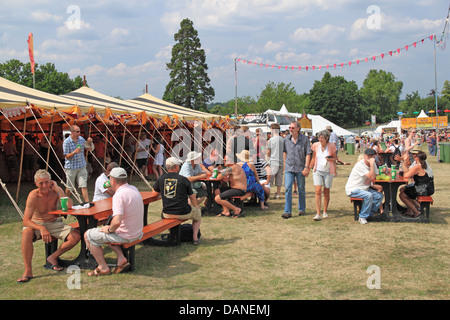 Bierzelt auf Sommer Magic Live Music Festival, Stoke Park, Guildford, Surrey, England, Großbritannien, Deutschland, UK, Europa Stockfoto