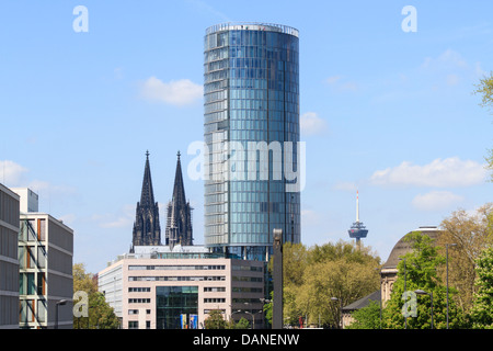 Kölner Dom Dom und KölnTriangle (früher auch bekannt als LVR-Turm) ist ein 103,2 m (339 ft) hohen Gebäude in Deutz, Colo Stockfoto