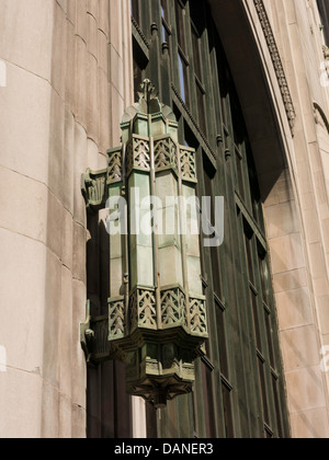 Lampe-Detail an der Fassade des Metropolitan Nordgebäude, 11 Madison Avenue und Osten 24th Street, NYC, USA Stockfoto