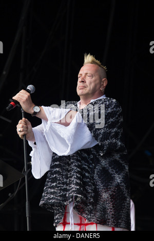 John Lydon, (Johnny Rotten), mit der Punk-Band Public Image Ltd., Glastonbury Festival 2013, Somerset, England, UK. Stockfoto