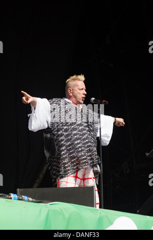 John Lydon, (Johnny Rotten), mit der Punk-Band Public Image Ltd., Glastonbury Festival 2013, Somerset, England, UK. Stockfoto