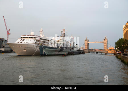 London, UK. 16. Juli 2013. Der Bahaman registrierte Kreuzfahrtschiff der Silver Cloud tritt in London, neben der HMS Belfast über Nacht festmachen. Das 16.800 Tonne Schiff hat eine Länge von 157m und 296 Passagiere. Tower Bridge musste für sie passieren zu öffnen. Es ist wegen Urlaub London am 17. Juli. Bildnachweis: Allsorts Stock Foto/Alamy Live-Nachrichten Stockfoto