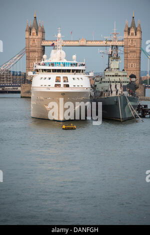 London, UK. 16. Juli 2013. Der Bahaman registrierte Kreuzfahrtschiff der Silver Cloud tritt in London, neben der HMS Belfast über Nacht festmachen. Das 16.800 Tonne Schiff hat eine Länge von 157m und 296 Passagiere. Tower Bridge musste für sie passieren zu öffnen. Es ist wegen Urlaub London am 17. Juli. Bildnachweis: Allsorts Stock Foto/Alamy Live-Nachrichten Stockfoto