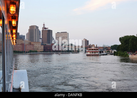 Flussschiffe auf dem Mississippi neben der Skyline von St. Paul, Minnesota. Stockfoto