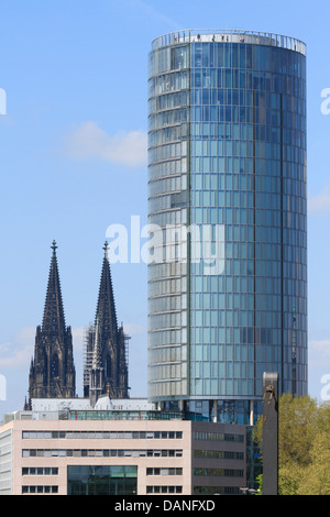 Kölner Dom Dom und KölnTriangle (früher auch bekannt als LVR-Turm) ist ein 103,2 m (339 ft) hohen Gebäude in Deutz, Colo Stockfoto