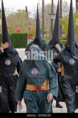 Semana Santa (Karwoche) Büßer (Nazerenos) tragen Roben und Hauben in Sevilla, Spanien. Stockfoto