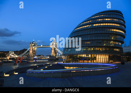Schaufel, City Hall und Tower Bridge, London, UK Stockfoto