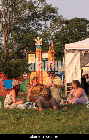 Priddy Folk Festival Somerset Fans genießen die Abendsonne Juli 2013 Stockfoto