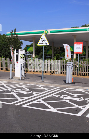 Ecotricity Electric Autobahn Fahrzeug Ladestation für Elektroautos Punkt an Michaelwood Dienstleistungen Gloucestershire auf der Autobahn M5. Stockfoto