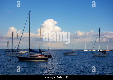 Sportboote vor Anker. Monroe Harbor, Chicago, Illinois. Stockfoto