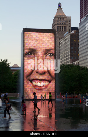 Crown Fountain, Abend. Chicago, Illinois. Von Jaume Plensa entworfen. Stockfoto