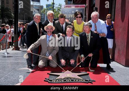 Los Angeles, CA. 16. Juli 2013. David Green, John O'Hurley, Mitch O'Farrell, Aaron Paul, Bryan Cranston, Jane Kaczmarek, Leron Gubler, Tom LaBonge bei der Induktion Zeremonie für Stern auf dem Hollywood Walk of Fame für Bryan Cranston, 1717 Vine Street, Los Angeles, CA 16. Juli 2013. Bildnachweis: Michael Germana/Everett Collection/Alamy Live-Nachrichten Stockfoto