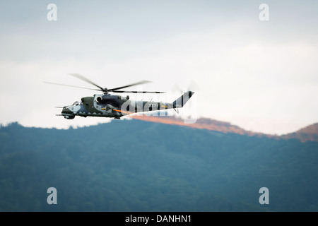 Dynamische Anzeige der Mil Mi-24 von tschechischen Luftwaffe bei Airpower 2013 Airshow in Zeltweg, Österreich, 28. Juni 2013 Stockfoto