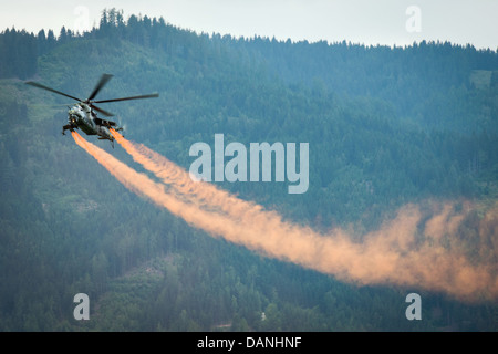 Dynamische Anzeige der Mil Mi-24 von tschechischen Luftwaffe bei Airpower 2013 Airshow in Zeltweg, Österreich, 28. Juni 2013 Stockfoto