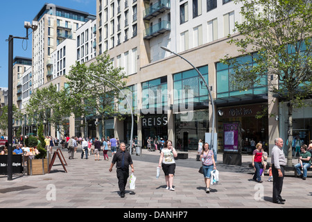 Käufer im Hayes Cardiff South Wales UK Stockfoto