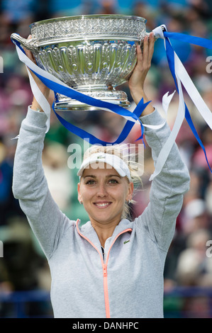 Vesnina von Russland mit Aegon Frauen singles Siegerpokal. Stockfoto