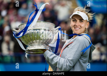 Vesnina von Russland mit Aegon Frauen singles Siegerpokal. Stockfoto