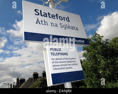 Mehrsprachige Zeichen in Slateford Bahnhof in Edinburgh Schottland, Vereinigtes Königreich Stockfoto