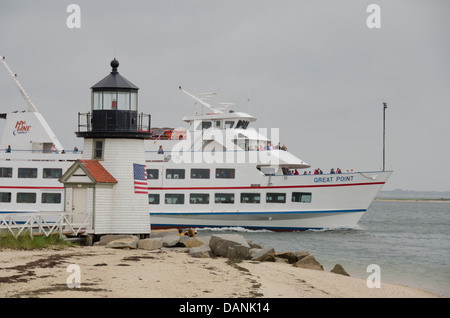 Massachusetts, Nantucket. Brant Point Lighthouse & Hy-Line Kreuzfahrten Grande Punto Fähre. Die zweite älteste Leuchtturm in den USA. Stockfoto