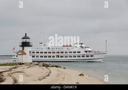 Massachusetts, Nantucket. Brant Point Lighthouse & Hy-Line Kreuzfahrten Grande Punto Fähre. Die zweite älteste Leuchtturm in den USA. Stockfoto