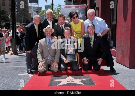 Los Angeles, CA. 16. Juli 2013. David Green, John O'Hurley, Mitch O'Farrell, Aaron Paul, Bryan Cranston, Jane Kaczmarek, Leron Gubler, Tom LaBonge bei der Induktion Zeremonie für Stern auf dem Hollywood Walk of Fame für Bryan Cranston, 1717 Vine Street, Los Angeles, CA 16. Juli 2013. Bildnachweis: Michael Germana/Everett Collection/Alamy Live-Nachrichten Stockfoto