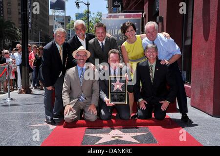 Los Angeles, CA. 16. Juli 2013. David Green, John O'Hurley, Mitch O'Farrell, Aaron Paul, Bryan Cranston, Jane Kaczmarek, Leron Gubler, Tom LaBonge bei der Induktion Zeremonie für Stern auf dem Hollywood Walk of Fame für Bryan Cranston, 1717 Vine Street, Los Angeles, CA 16. Juli 2013. Bildnachweis: Michael Germana/Everett Collection/Alamy Live-Nachrichten Stockfoto