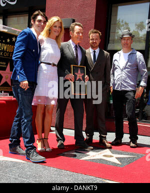 Hollywood, Kalifornien, USA. 15. Juli 2013. I15622CHW. Bryan Cranston geehrt mit Stern auf dem Hollywood Walk Of Fame.1717 Vine Street, Hollywood, CA.07/16/2013. RJ MITTE, ANNA GUNN, BRYAN CRANSTON UND AARON PAUL MIT ROB ODENKIRK - BESETZUNG VON BREAKING BAD. 2013-Credit: Clinton Wallace/Globe Photos/ZUMAPRESS.com/Alamy Live-Nachrichten Stockfoto