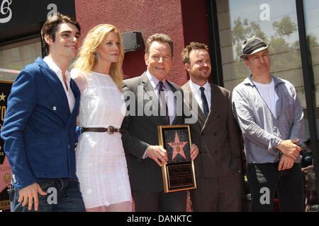 Hollywood, Kalifornien, USA. 15. Juli 2013. I15622CHW. Bryan Cranston geehrt mit Stern auf dem Hollywood Walk Of Fame.1717 Vine Street, Hollywood, CA.07/16/2013. RJ MITTE, ANNA GUNN, BRYAN CRANSTON UND AARON PAUL MIT ROB ODENKIRK - BESETZUNG VON BREAKING BAD. 2013-Credit: Clinton Wallace/Globe Photos/ZUMAPRESS.com/Alamy Live-Nachrichten Stockfoto