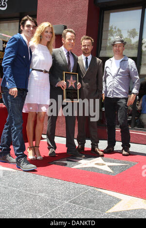 Hollywood, Kalifornien, USA. 15. Juli 2013. I15622CHW. Bryan Cranston geehrt mit Stern auf dem Hollywood Walk Of Fame.1717 Vine Street, Hollywood, CA.07/16/2013. RJ MITTE, ANNA GUNN, BRYAN CRANSTON, AARON PAUL MIT ROB ODENKIRK - BESETZUNG VON BREAKING BAD. 2013-Credit: Clinton Wallace/Globe Photos/ZUMAPRESS.com/Alamy Live-Nachrichten Stockfoto