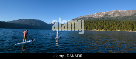 Paddelns Wallowa Lake, Oregon aufzustehen. Stockfoto