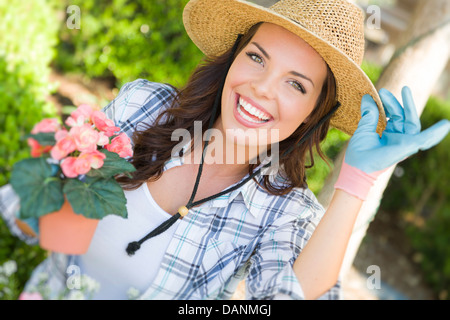 Attraktive glücklich junge Frau mit Hut im Garten im Freien. Stockfoto