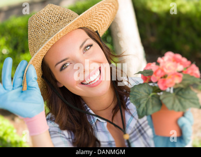 Attraktive glücklich junge Frau mit Hut im Garten im Freien. Stockfoto