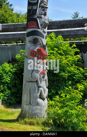 Frontal Pole mit Wächter über einen Bär Frosch unter Haida Gwaii Queen Charlotte Islands - Old Masset British Columbia Kanada Stockfoto