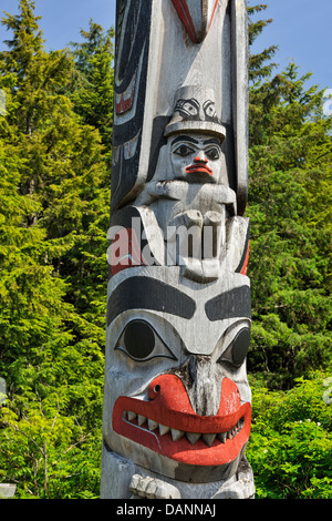 Frontal Pole mit Wächter über einen Bären Haida Gwaii Queen Charlotte Islands - Old Masset British Columbia Kanada Stockfoto