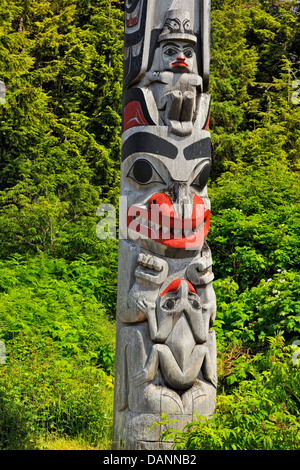 Frontal Pole mit Wächter über einen Bär Frosch unter Haida Gwaii Queen Charlotte Islands - Old Masset British Columbia Kanada Stockfoto