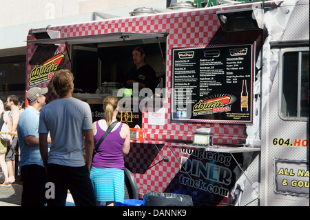 Menschen, die Bestellung bei einem street Food Truck in der Innenstadt von Vancouver, BC, Kanada Stockfoto