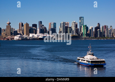 Seabus überqueren Burrard Inlet, im Hintergrund die Skyline von Vancouver. Stockfoto