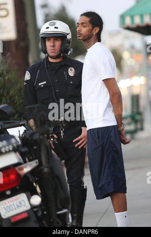 Los Angeles, CA, USA. 16. Juli 2013. Polizei verhaftet Rapper Nipsey Hektik. Hektik war von der Polizei in Leimert Park nach angeblich schwingt eine Waffe, die nicht am Tatort gefunden wurde gestoppt. Polizei durchsucht sein Auto, ein Messer gefunden und verhaftet ihn. Es waren ca. 15-20 Polizei Autos und Motorräder am Tatort. Die Verhaftung trat als Proteste über Zimmerman Freispruch im Leimert Park inmitten starker Polizeipräsenz fortgesetzt. Bildnachweis: Krista Kennell/ZUMAPRESS.com/Alamy Live-Nachrichten Stockfoto