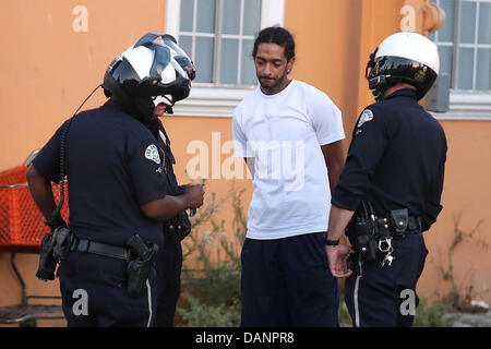 Los Angeles, CA, USA. 16. Juli 2013. Polizei verhaftet Rapper Nipsey Hektik. Hektik war von der Polizei in Leimert Park nach angeblich schwingt eine Waffe, die nicht am Tatort gefunden wurde gestoppt. Polizei durchsucht sein Auto, ein Messer gefunden und verhaftet ihn. Es waren ca. 15-20 Polizei Autos und Motorräder am Tatort. Die Verhaftung trat als Proteste über Zimmerman Freispruch im Leimert Park inmitten starker Polizeipräsenz fortgesetzt. Bildnachweis: Krista Kennell/ZUMAPRESS.com/Alamy Live-Nachrichten Stockfoto