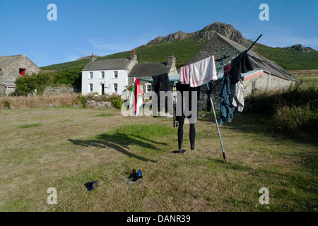 Kleider und Anzüge hängen Wäsche Linie außerhalb St. Davids Jugendherberge im Sommer bei Whitesands Bay Pembrokeshire Wales UK Stockfoto