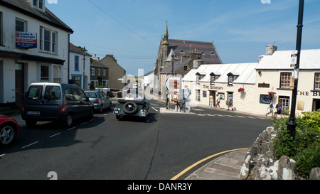 Ein Oldtimer vorbeifahren Kreuz Quadrat und die Bischöfe Pub im Sommer in der Stadt St. Davids Pembrokeshire Wales UK Stockfoto