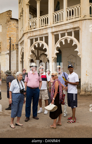 Afrika, Eritrea, Massawa, Altstadt, Gruppe von alten Kreuzfahrt-Passagiere vor osmanischen Architekturgebäude Stockfoto