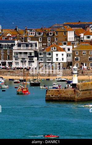 Eine Ansicht von St.Ives Cornwall mit den Hafen und das Meer und Häuser UK Stockfoto