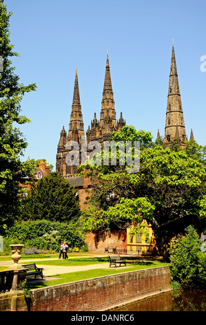 Blick auf den Memorial Gardens mit dem Dom auf der Rückseite, Lichfield, Staffordshire, England, West-Europa. Stockfoto