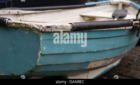 Türkis hölzernen Fischerboot bei der alten Rettungsboot Bahnhof, Lizard, Cornwall Stockfoto