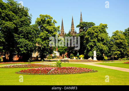 Blumenbeete im Beacon Park mit der Doms nach hinten, Lichfield, Staffordshire, England, Westeuropa. Stockfoto